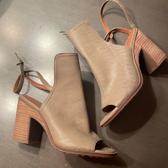 Lucky Brand peep toe clogs with ankle straps (brand new never worn) - Picture 4 of 5